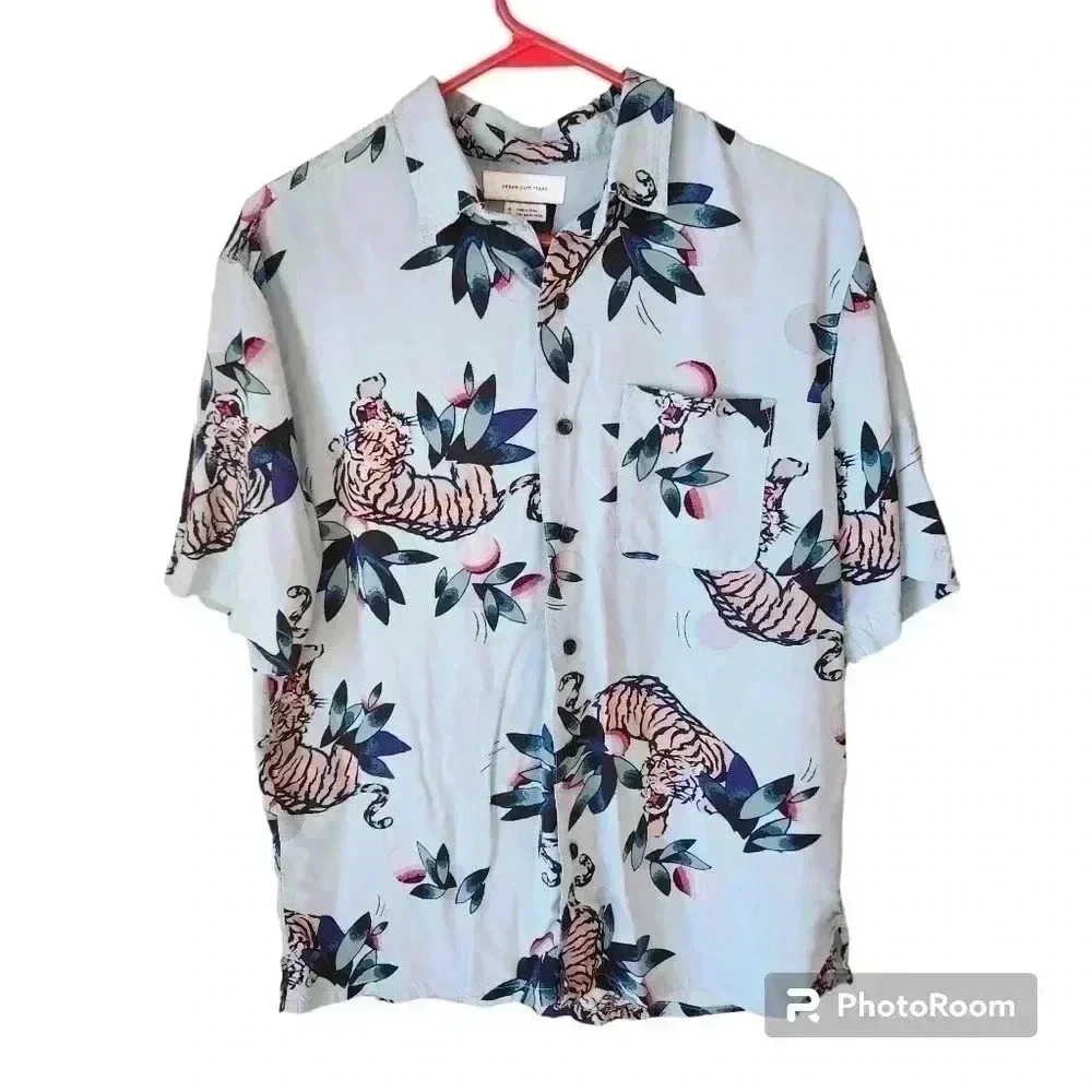 Urban Outfitters Shirt 100% Rayon Button Down Tiger Print Size Medium 66170
